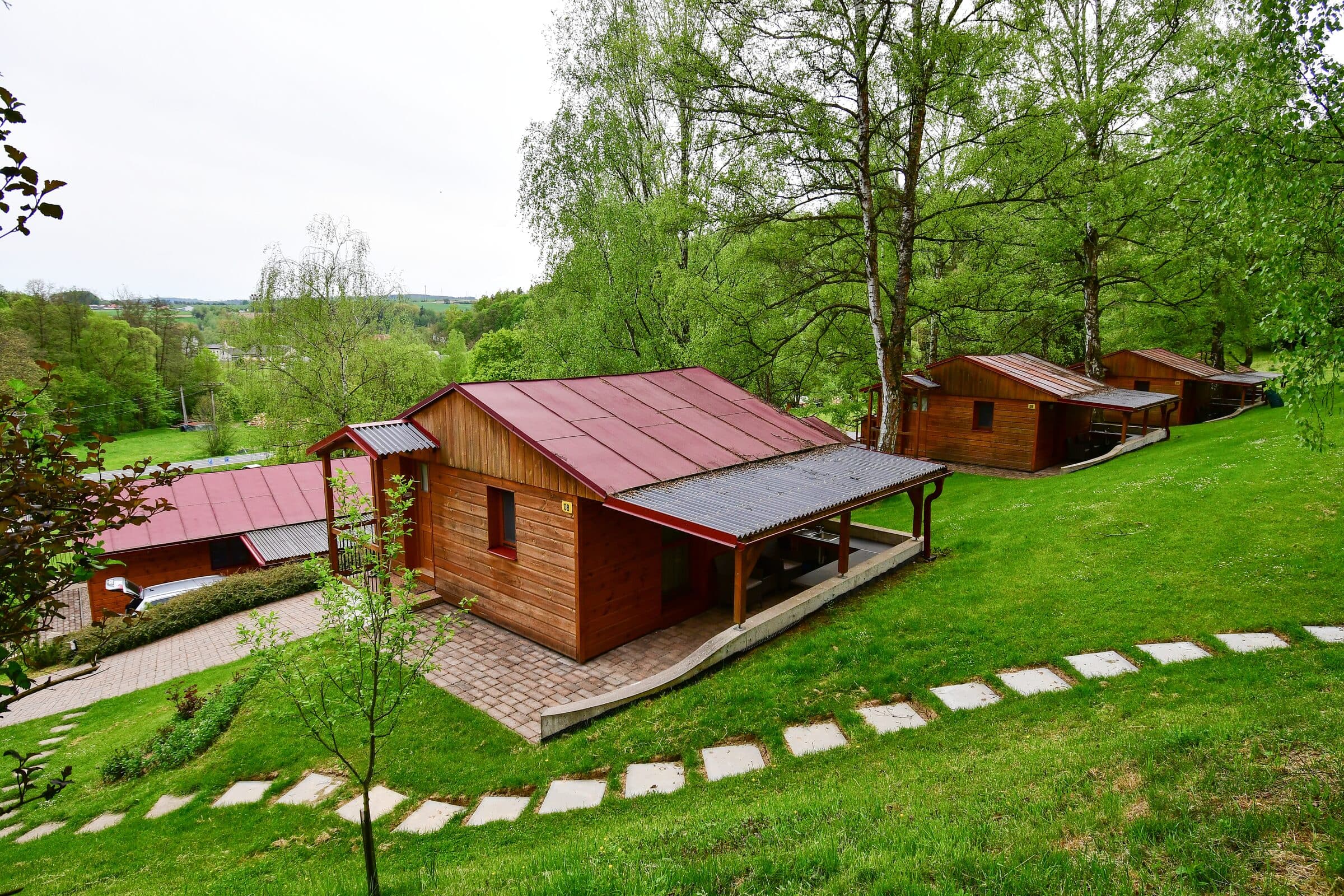 Řada apartmánů Letoviska Chobot mezi stromy